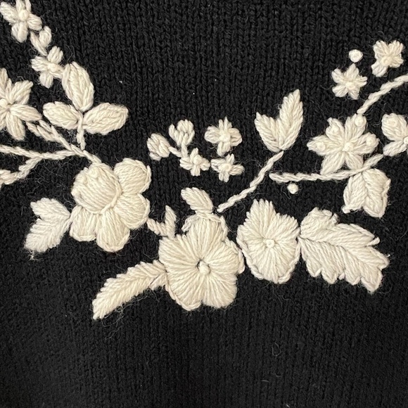 VINTAGE Black & White Floral Embroidered Crew Neck Grandma Core Sweater SZ L - Picture 3 of 11